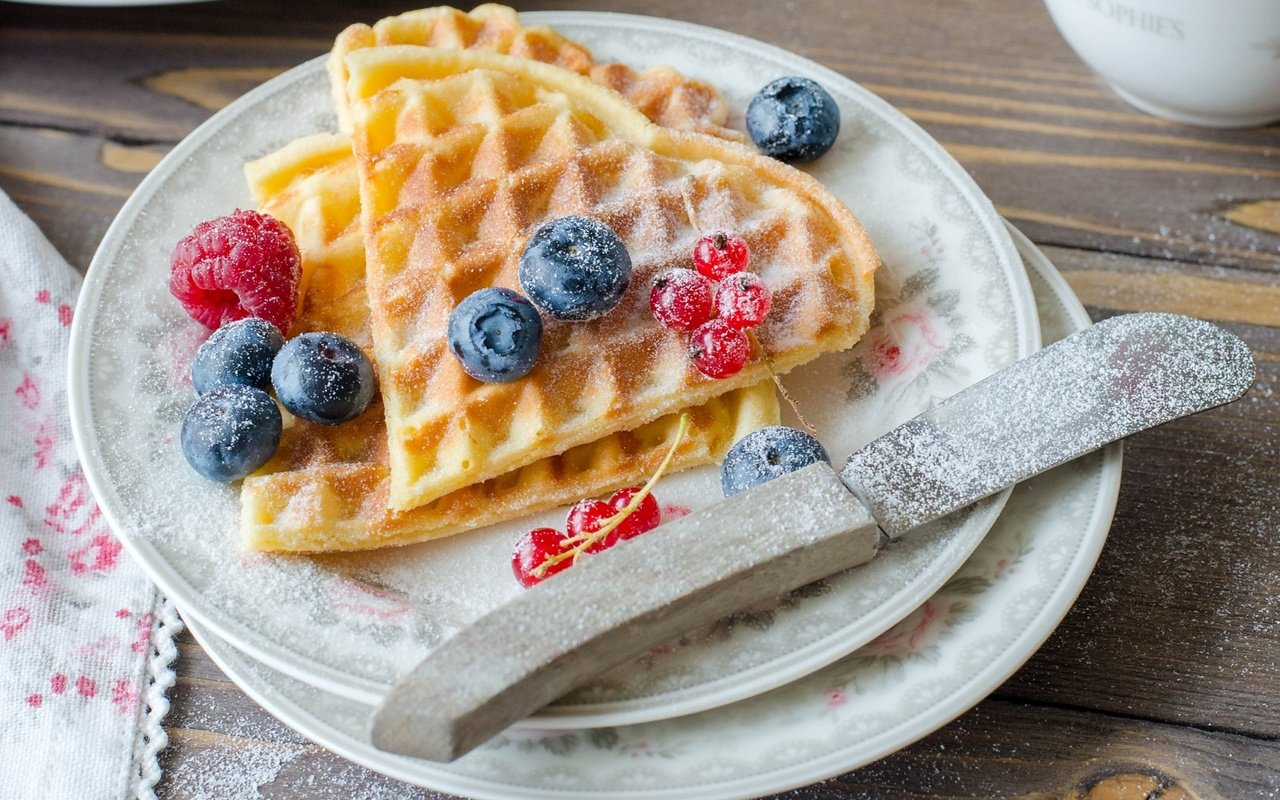 Обои малина, ягоды, сахарная пудра, смородина, вафли, голубика, raspberry, berries, powdered sugar, currants, waffles, blueberries разрешение 2000x1306 Загрузить