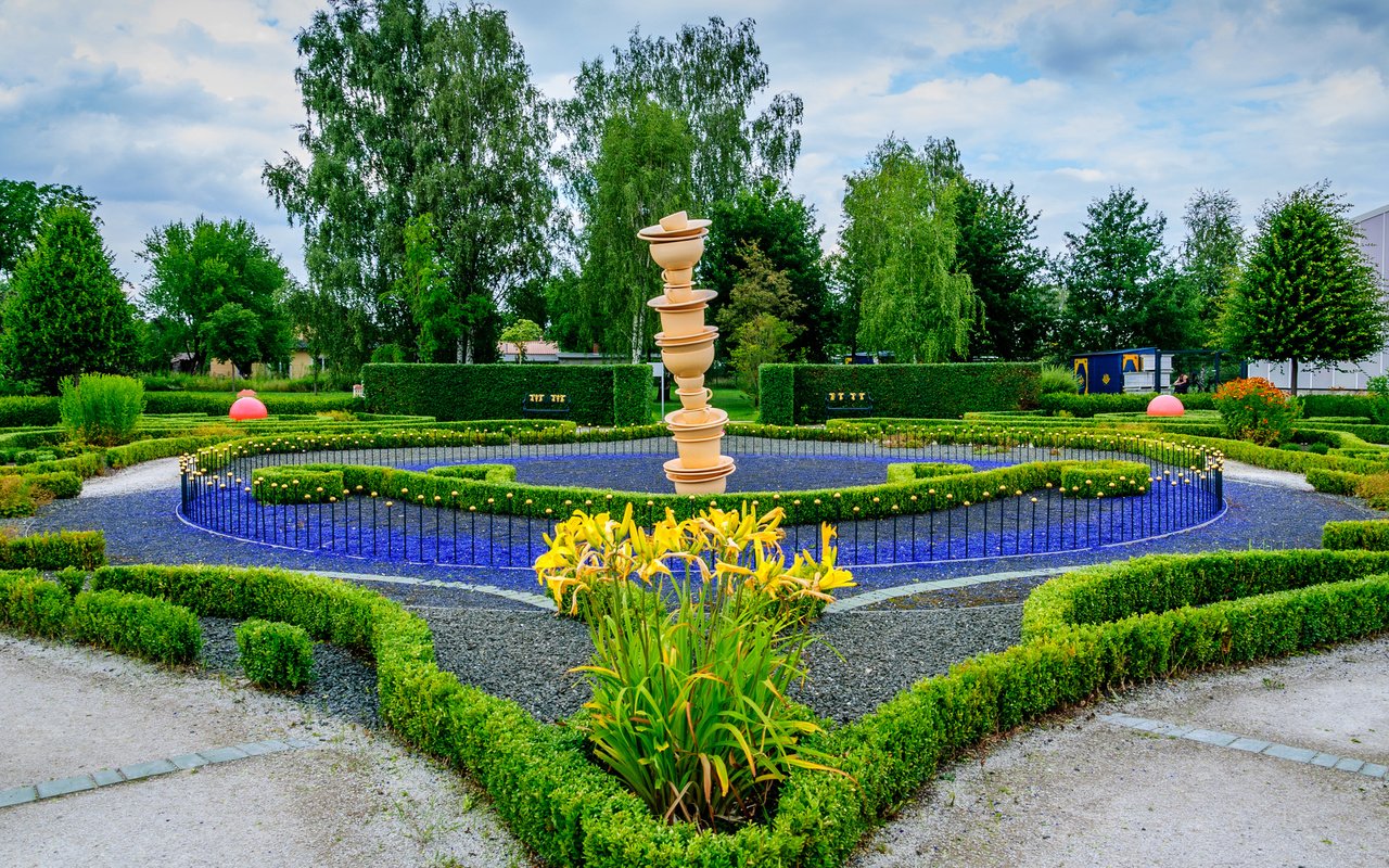 Обои цветы, деревья, дизайн, парк, кусты, германия, oranienburg, flowers, trees, design, park, the bushes, germany разрешение 3000x2008 Загрузить