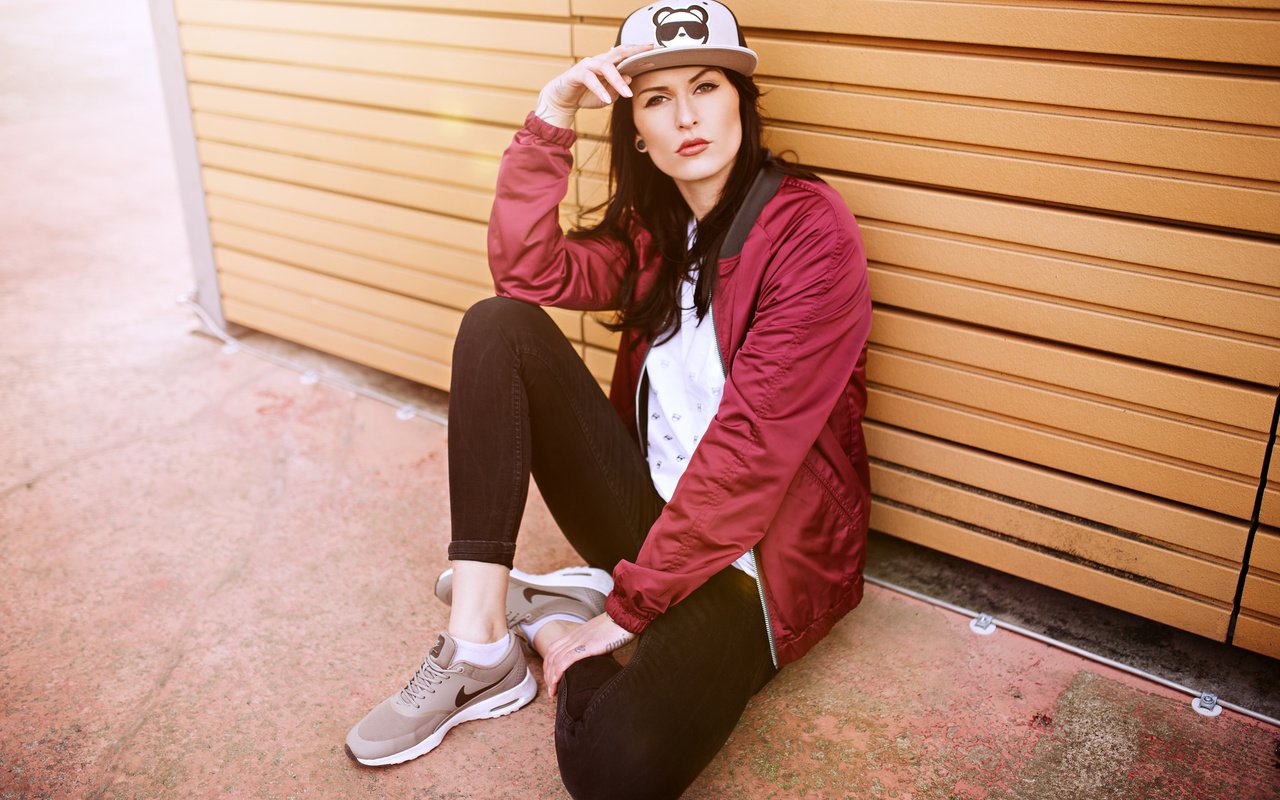 Обои фон, модель, джинсы, лицо, кепка, куртка, кроссовки, kiki, background, model, jeans, face, cap, jacket, sneakers разрешение 2048x1365 Загрузить