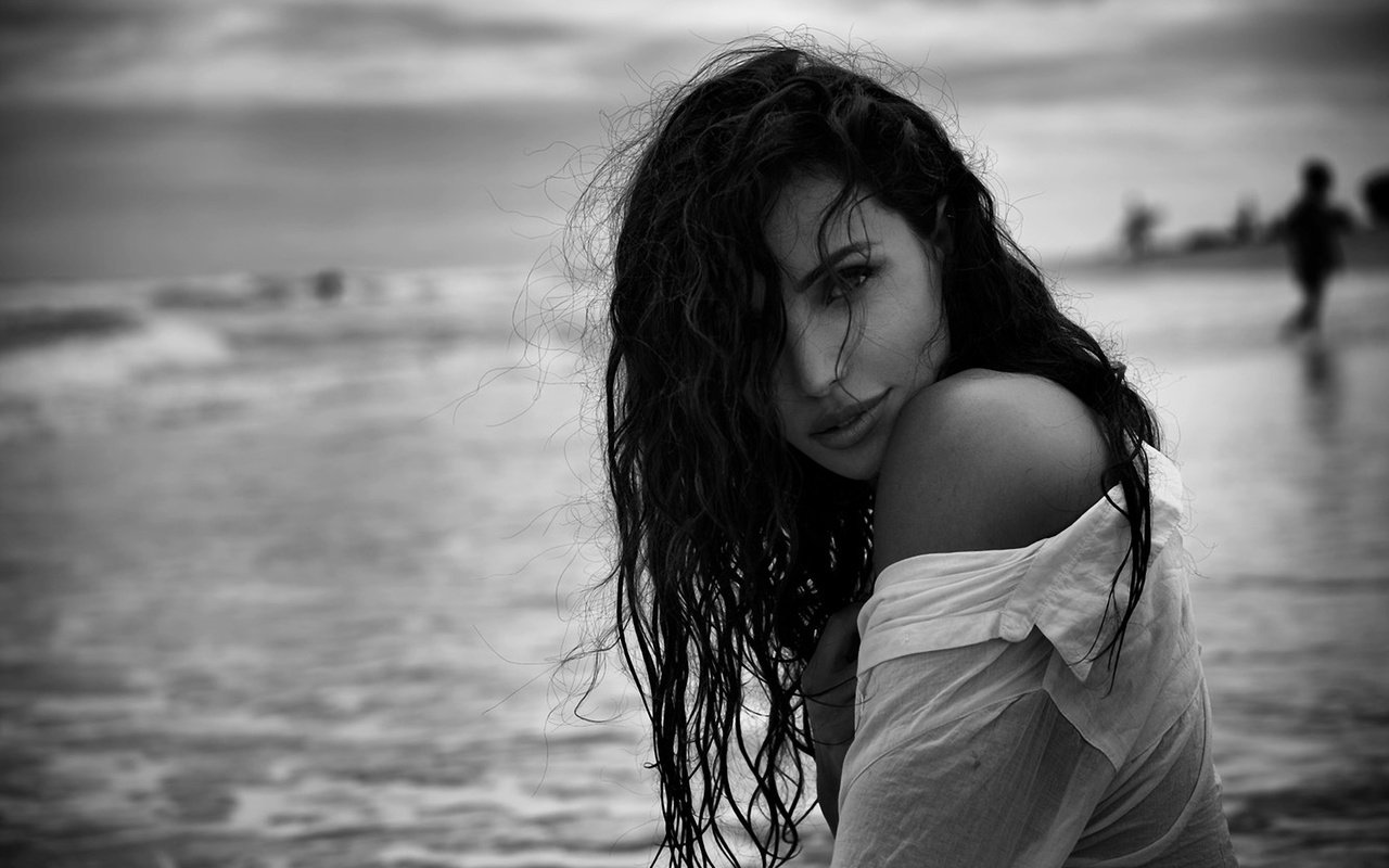 Обои девушка, море, портрет, чёрно-белое, мокрые, волосы, girl, sea, portrait, black and white, wet, hair разрешение 1920x1439 Загрузить