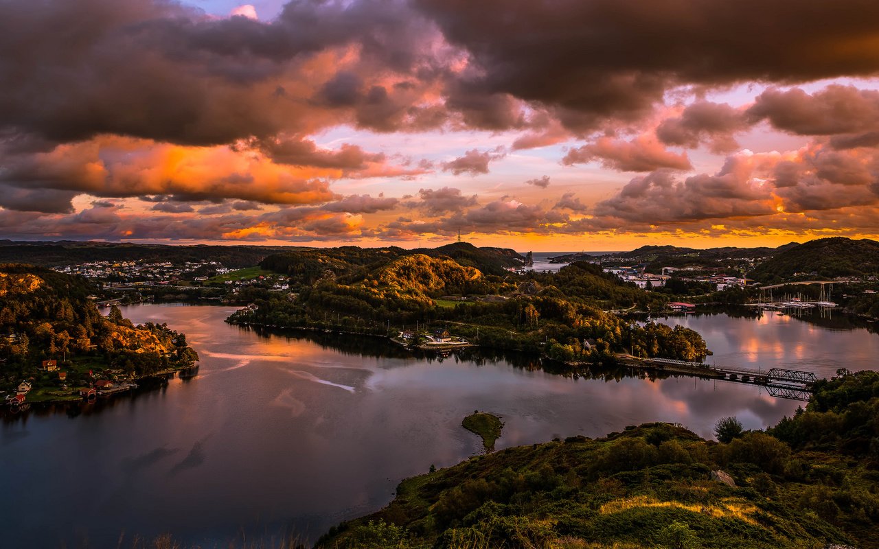 Обои небо, селение, облака, река, холмы, природа, закат, пейзаж, мост, the sky, the village, clouds, river, hills, nature, sunset, landscape, bridge разрешение 2048x1208 Загрузить