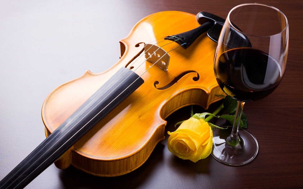 Обои цветок, скрипка, роза, струны, бокал, вино, жёлтая, flower, violin, rose, strings, glass, wine, yellow разрешение 2555x1600 Загрузить