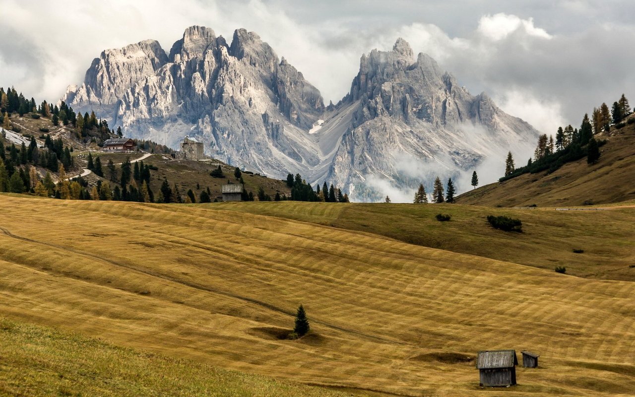 Обои горы, поля, дома, италия, южный тироль, трентино-альто-адидже, mountains, field, home, italy, south tyrol, trentino-alto adige / südtirol разрешение 1920x1200 Загрузить