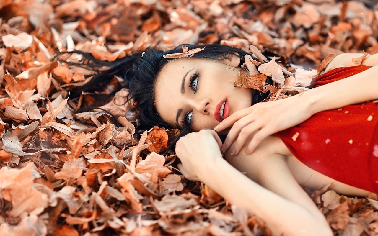 Обои глаза, листья, девушка, взгляд, волосы, макияж, eyes, leaves, girl, look, hair, makeup разрешение 1920x1200 Загрузить