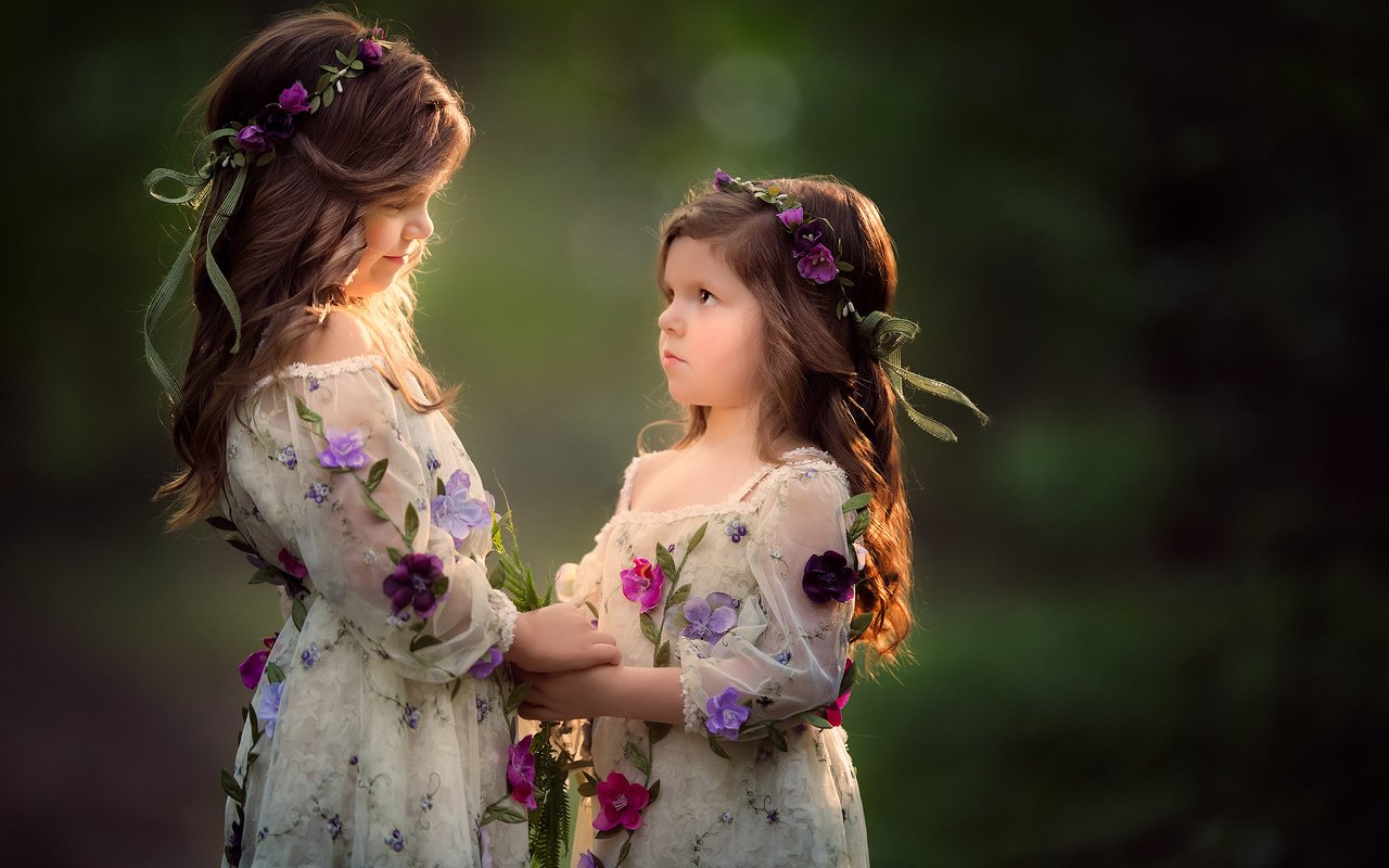 Обои цветы, настроение, фон, дети, волосы, лицо, девочки, венки, flowers, mood, background, children, hair, face, girls, wreaths разрешение 2048x1354 Загрузить