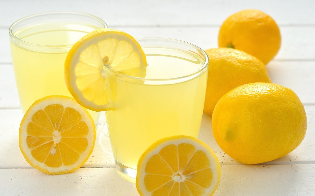 Обои напиток, фрукты, стаканы, лимоны, цитрусы, сок, лимонад, drink, fruit, glasses, lemons, citrus, juice, lemonade разрешение 1920x1200 Загрузить
