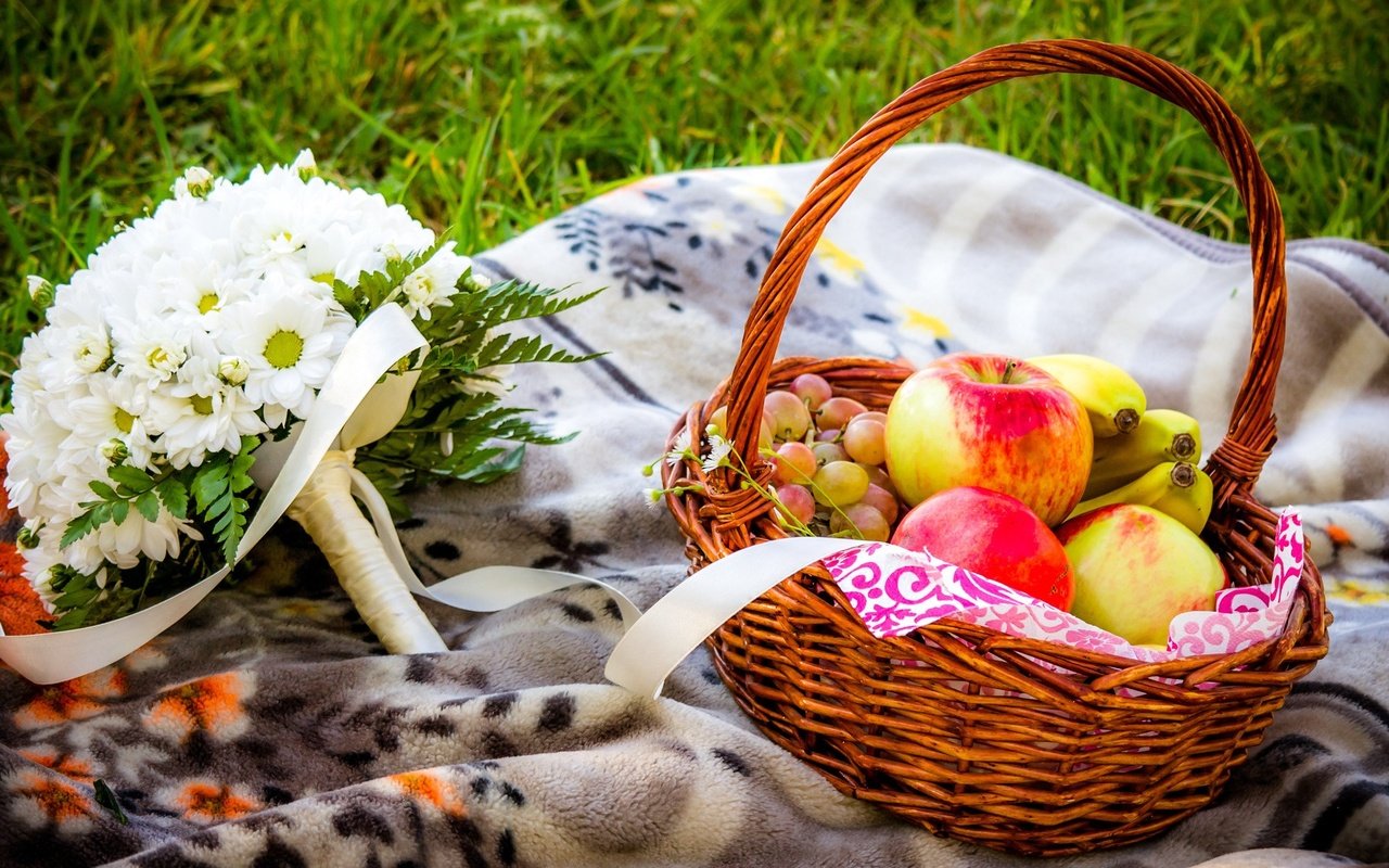 Обои пикник, цветы, бананы, трава, виноград, фрукты, яблоки, букет, хризантемы, корзинка, picnic, flowers, bananas, grass, grapes, fruit, apples, bouquet, chrysanthemum, basket разрешение 1920x1200 Загрузить