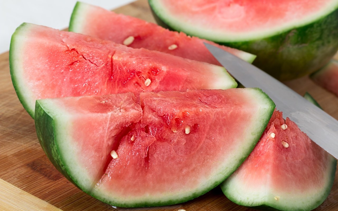 Обои красный, арбуз, ломтики, мякоть, сочный, red, watermelon, slices, the flesh, juicy разрешение 5472x3648 Загрузить