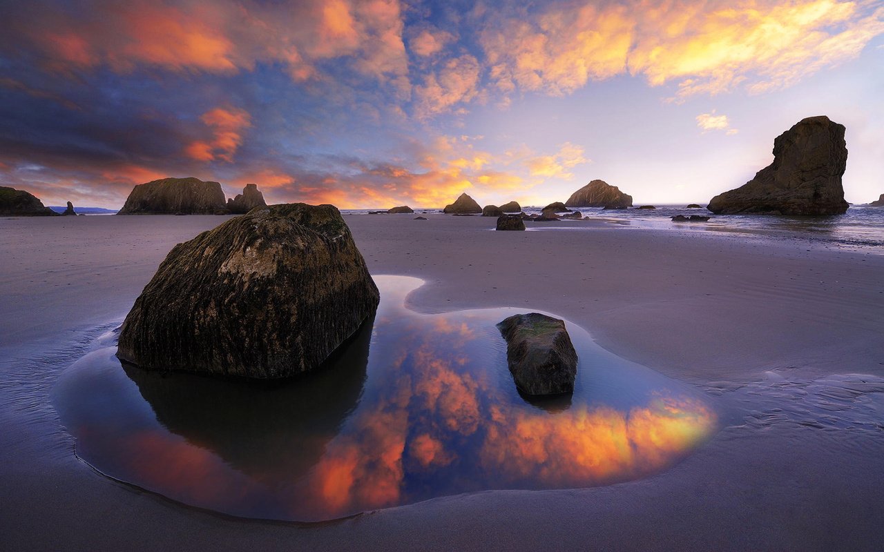 Обои небо, облака, камни, закат, пейзаж, море, пляж, the sky, clouds, stones, sunset, landscape, sea, beach разрешение 1920x1200 Загрузить