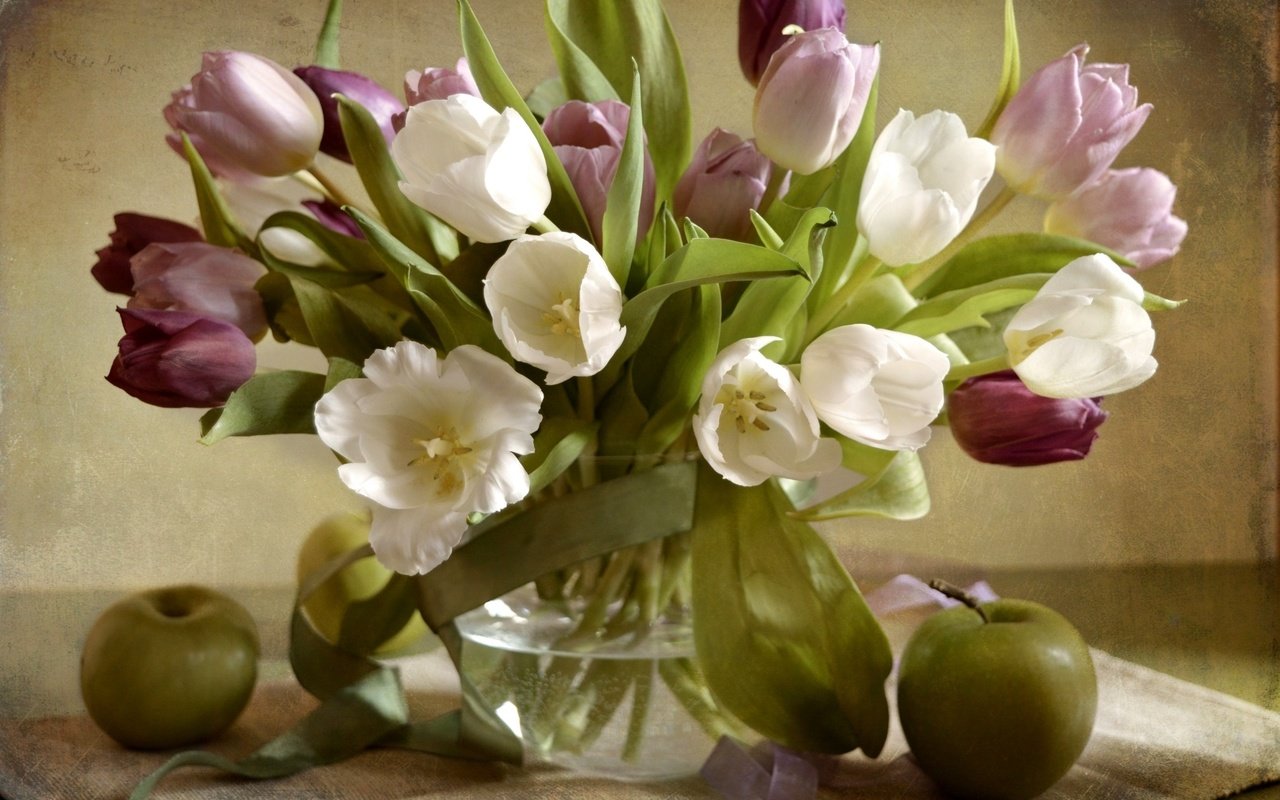 Обои цветы, фрукты, яблоки, тюльпаны, ваза, ленты, flowers, fruit, apples, tulips, vase, tape разрешение 2100x1401 Загрузить