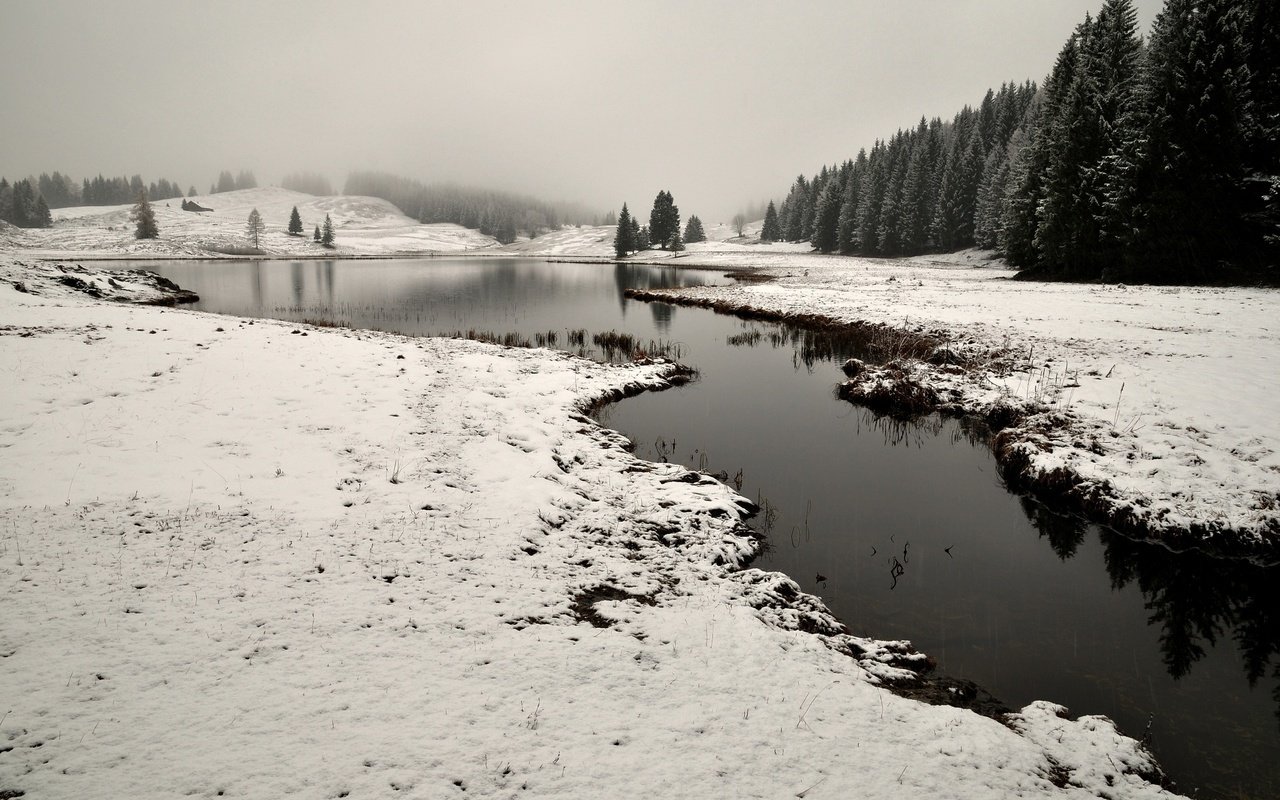 Обои небо, река, снег, природа, лес, зима,     деревья, the sky, river, snow, nature, forest, winter, trees разрешение 4287x2847 Загрузить