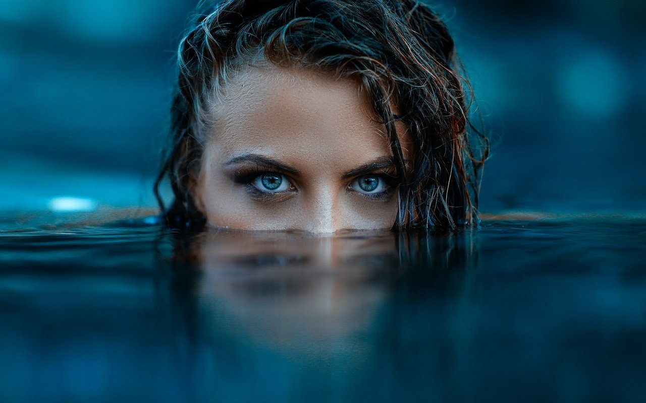 Обои глаза, вода, девушка, взгляд, волосы, лицо, алессандро ди чикко, eyes, water, girl, look, hair, face, alessandro di cicco разрешение 2048x1365 Загрузить