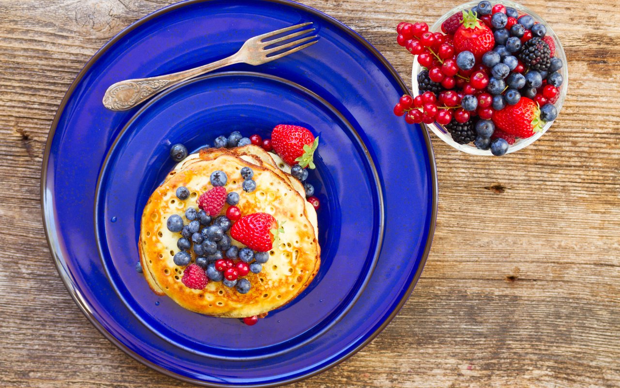 Обои малина, клубника, ягоды, черника, блинчики, блины, смородина, raspberry, strawberry, berries, blueberries, pancakes, currants разрешение 5184x3456 Загрузить