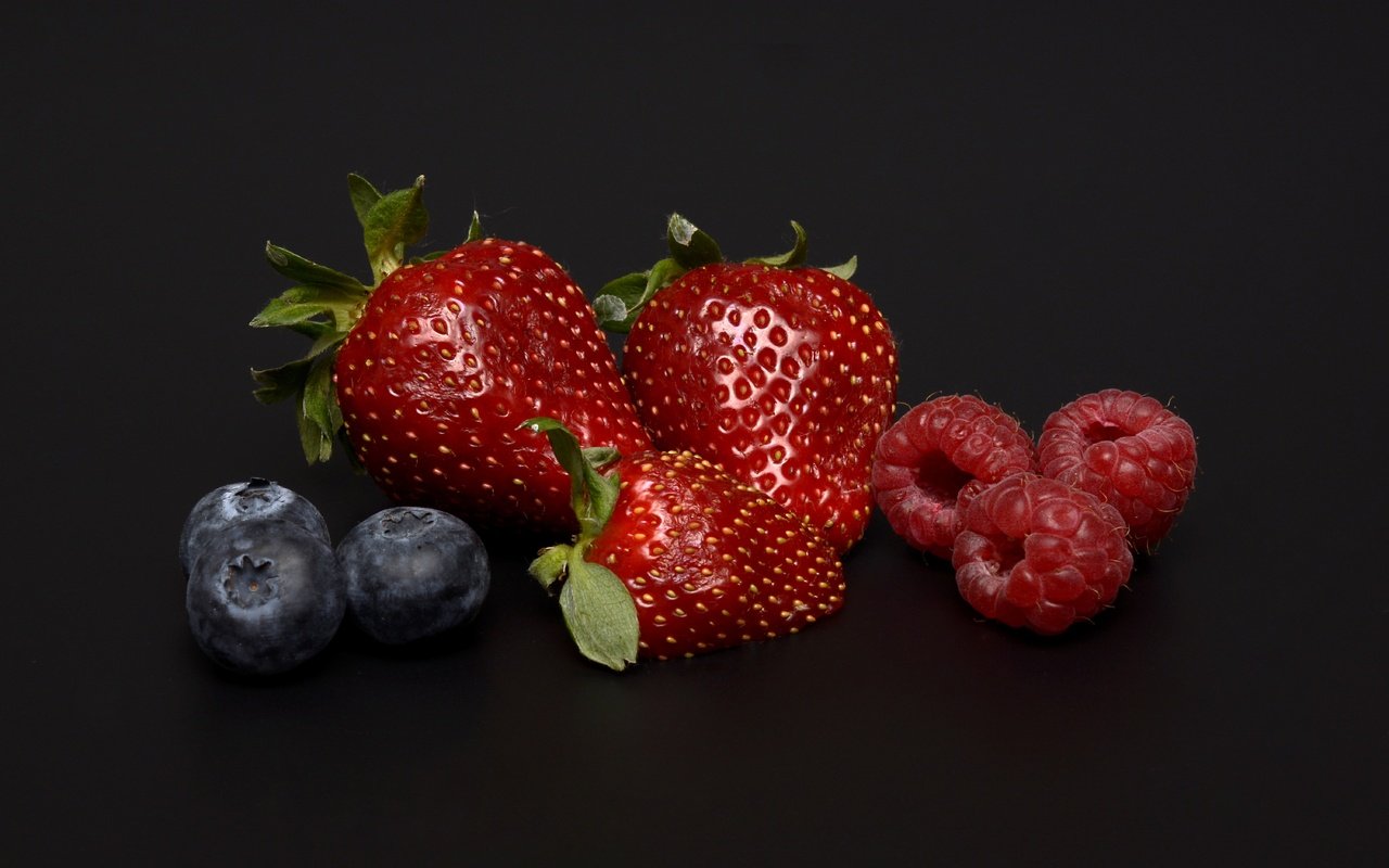 Обои малина, клубника, черный фон, ягоды, черника, raspberry, strawberry, black background, berries, blueberries разрешение 6000x4000 Загрузить