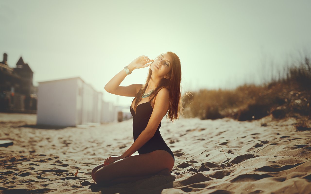 Обои девушка, на коленях, песок, модель, купальник, позирует, фотосессия, сидя, солнечный свет, girl, on my knees, sand, model, swimsuit, posing, photoshoot, sitting, sunlight разрешение 2048x1365 Загрузить