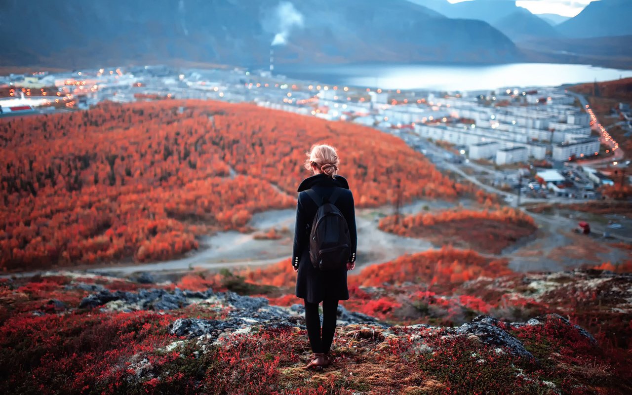 Обои горы, девушка, вид, город, осень, рюкзак, пальто, хибины, mountains, girl, view, the city, autumn, backpack, coat, khibiny разрешение 1920x1278 Загрузить