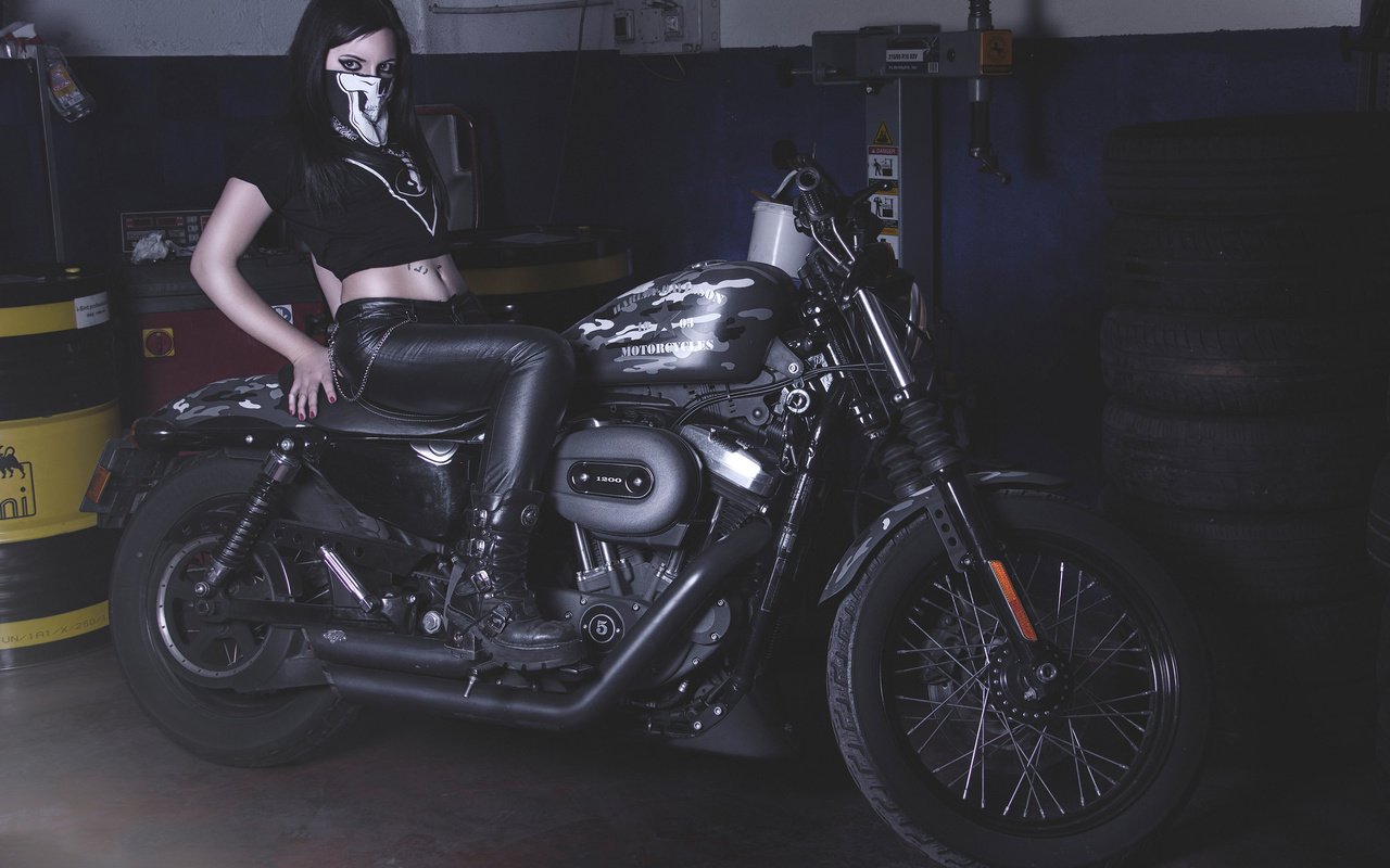 Обои девушка, брюнетка, модель, мотоцикл, гараж, harley-davidson, girl, brunette, model, motorcycle, garage разрешение 2048x1365 Загрузить