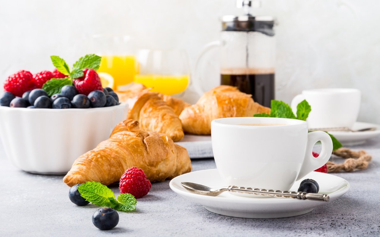 Обои кофе, ягоды, завтрак, апельсиновый сок, круассаны, coffee, berries, breakfast, orange juice, croissants разрешение 6016x4010 Загрузить