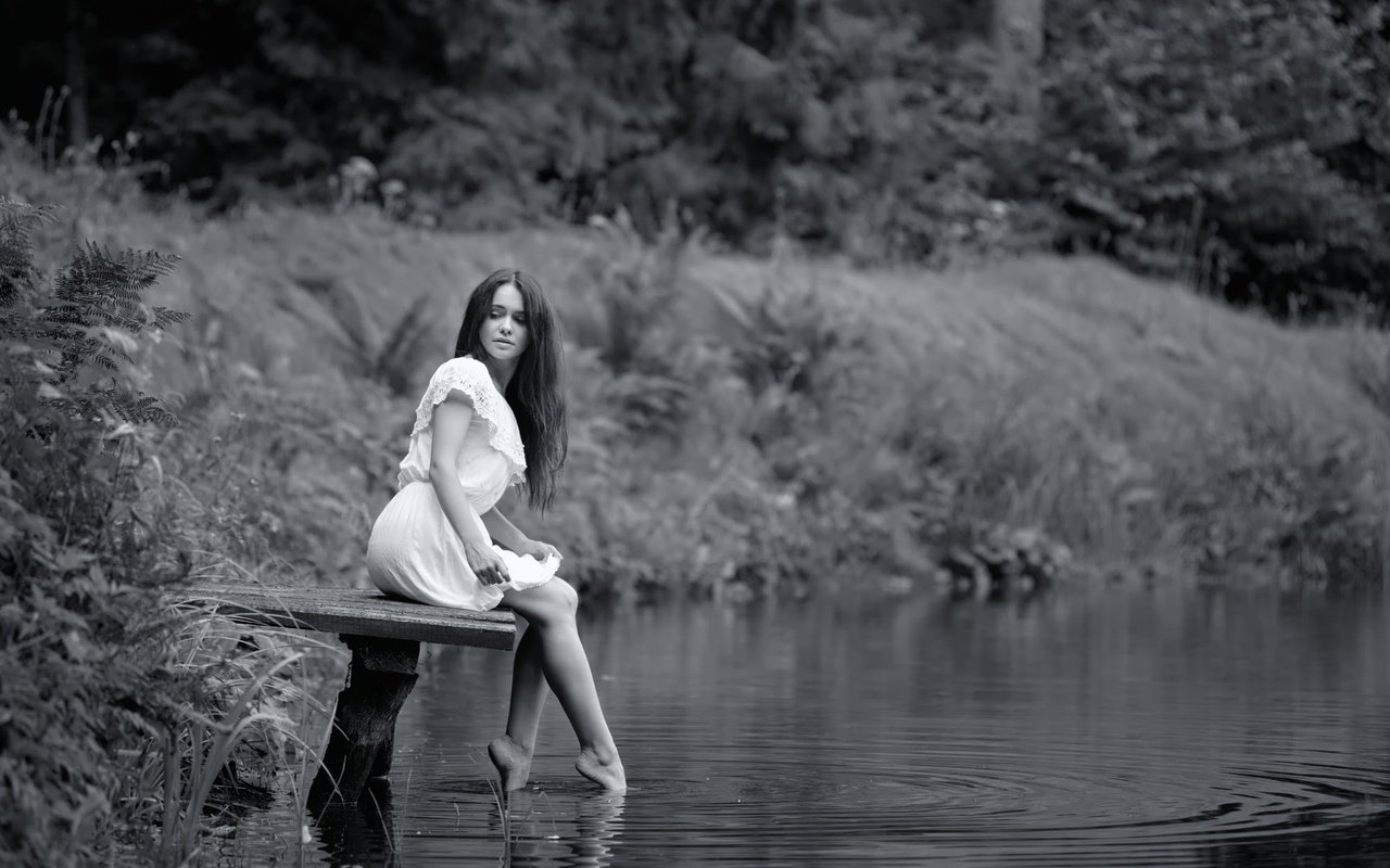 Обои вода, мостик, девушка, чёрно-белое, ножки, irene, ivan borys, lviv, water, the bridge, girl, black and white, legs разрешение 2000x1334 Загрузить