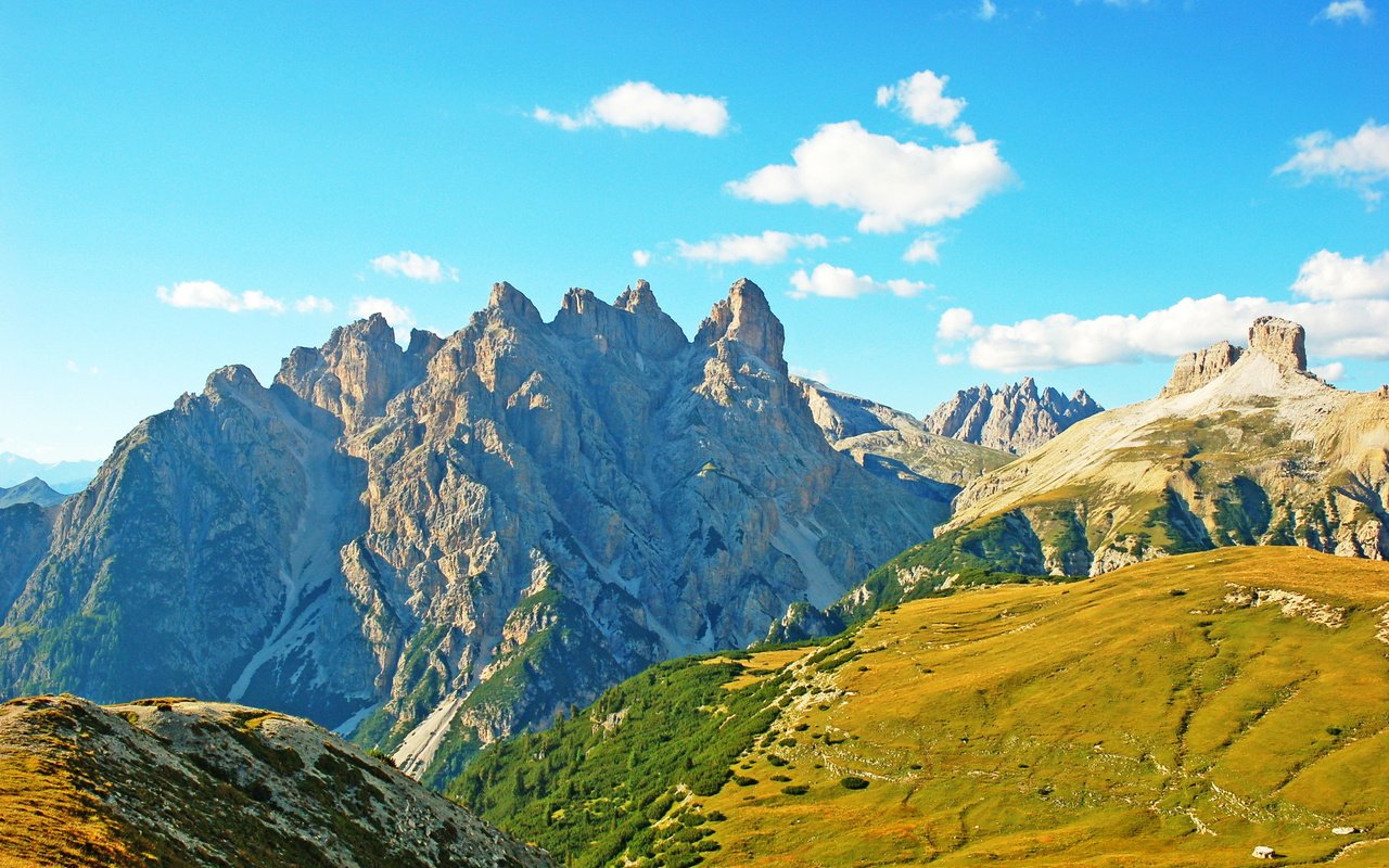 Обои небо, облака, горы, лето, италия, пастбище, альпы, пастбища, the sky, clouds, mountains, summer, italy, pasture, alps, pastures разрешение 2584x1718 Загрузить