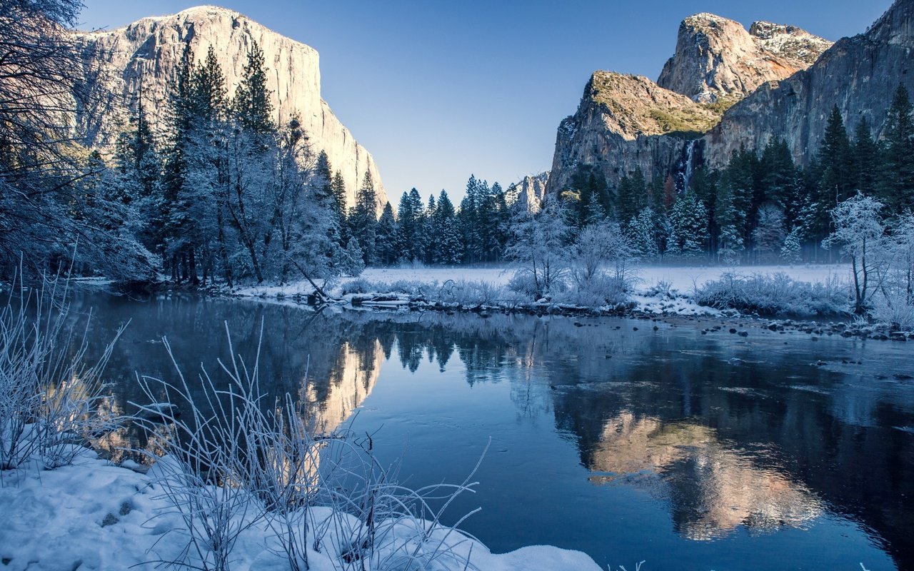 Обои деревья, река, горы, природа, зима, отражение, пейзаж, trees, river, mountains, nature, winter, reflection, landscape разрешение 2880x1800 Загрузить