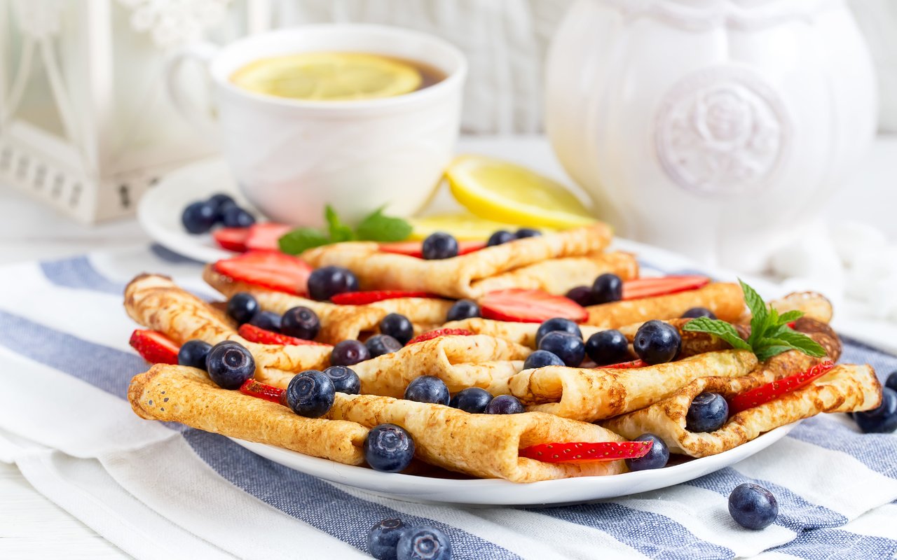 Обои клубника, лимон, черника, чай, блинчики, блины, strawberry, lemon, blueberries, tea, pancakes разрешение 5472x3648 Загрузить