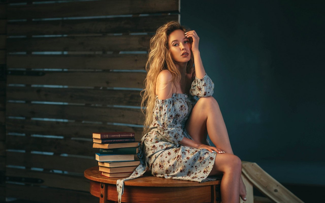 Обои девушка, платье, поза, взгляд, книги, сидит, плечи, girl, dress, pose, look, books, sitting, shoulders разрешение 2112x1188 Загрузить