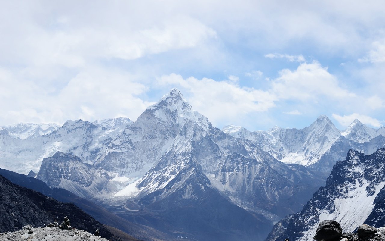 Обои небо, облака, горы, скалы, природа, непал, ама-даблам, the sky, clouds, mountains, rocks, nature, nepal, ama dablam разрешение 3696x2448 Загрузить