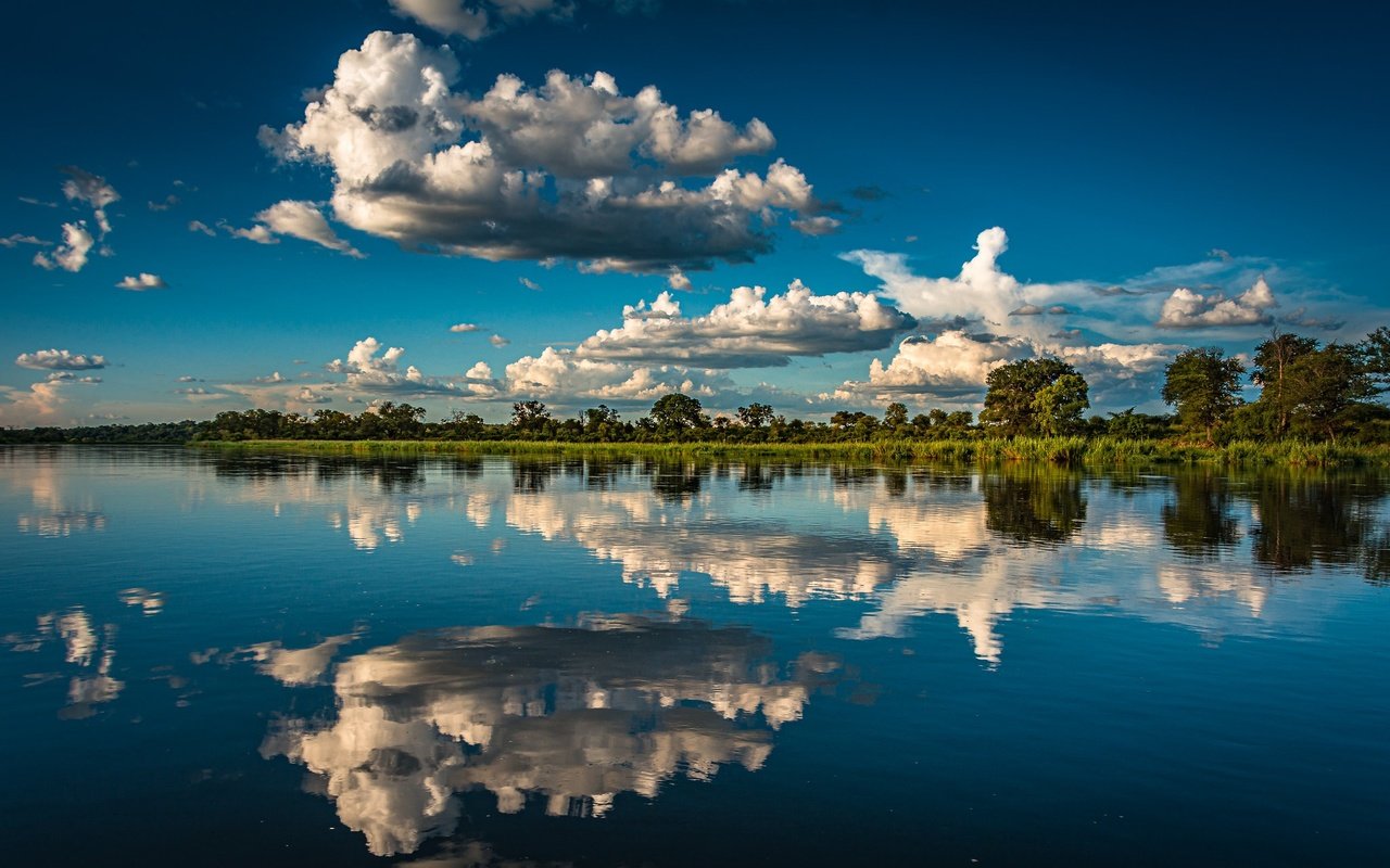 Обои облака, деревья, река, отражение, африка, намибия, река окаванго, okavango river, полоса каприви, caprivi strip, clouds, trees, river, reflection, africa, namibia разрешение 2048x1280 Загрузить