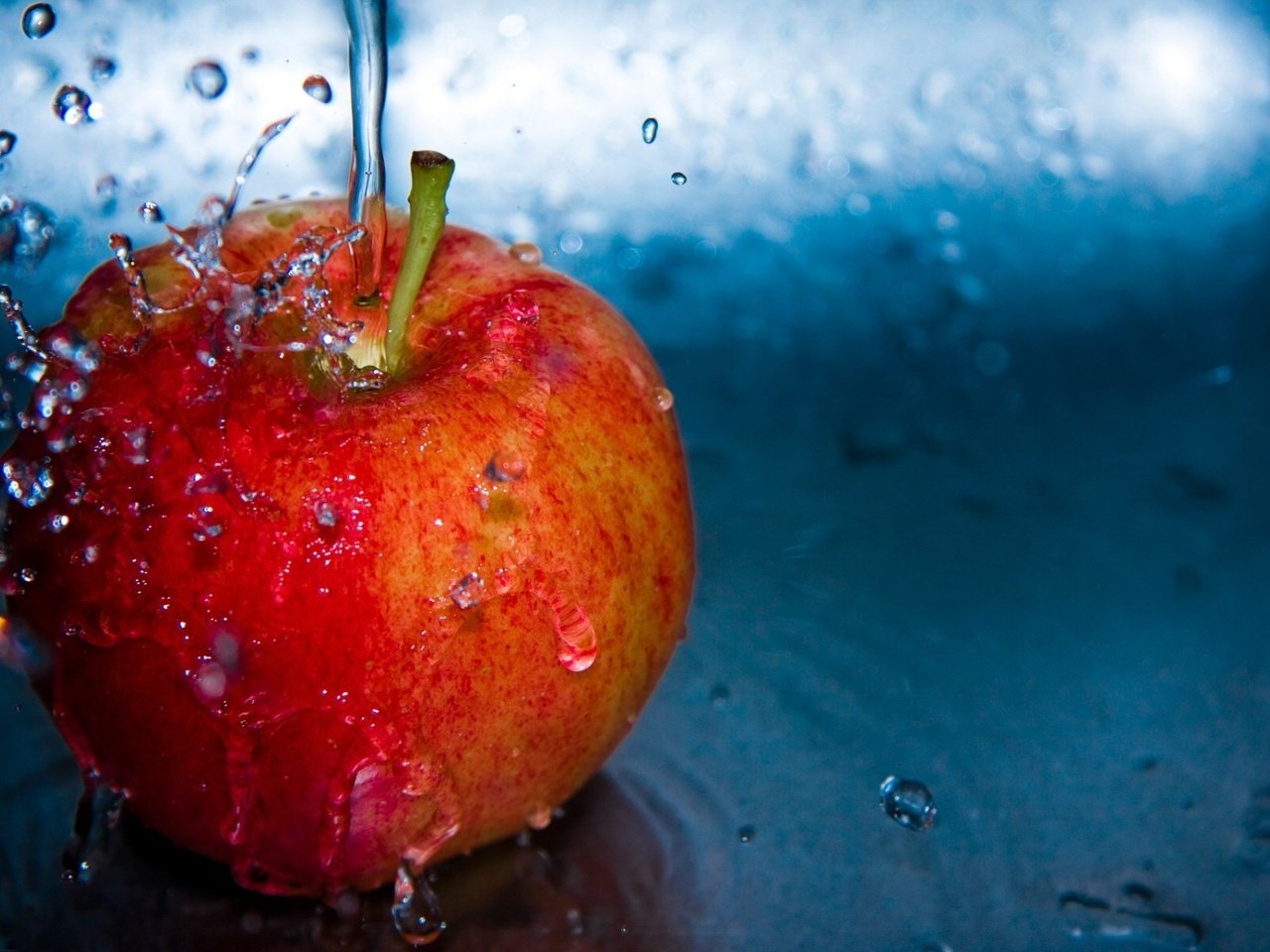 Обои вода, полет, капли, яблоко, water, flight, drops, apple разрешение 1920x1200 Загрузить