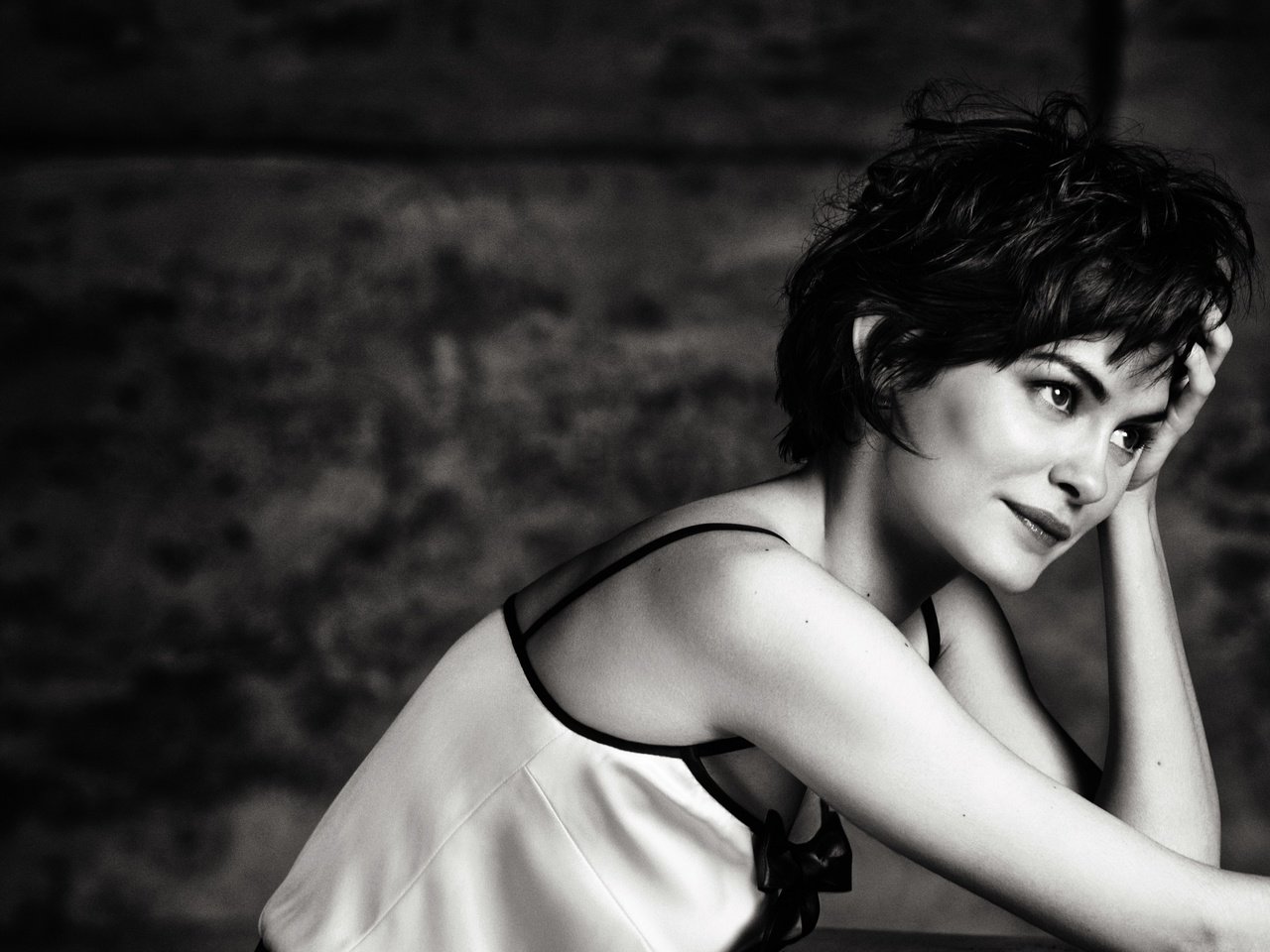 Обои улыбка, брюнетка, чёрно-белое, черно-белая, одри тоту, smile, brunette, black and white, audrey tautou разрешение 4001x2667 Загрузить