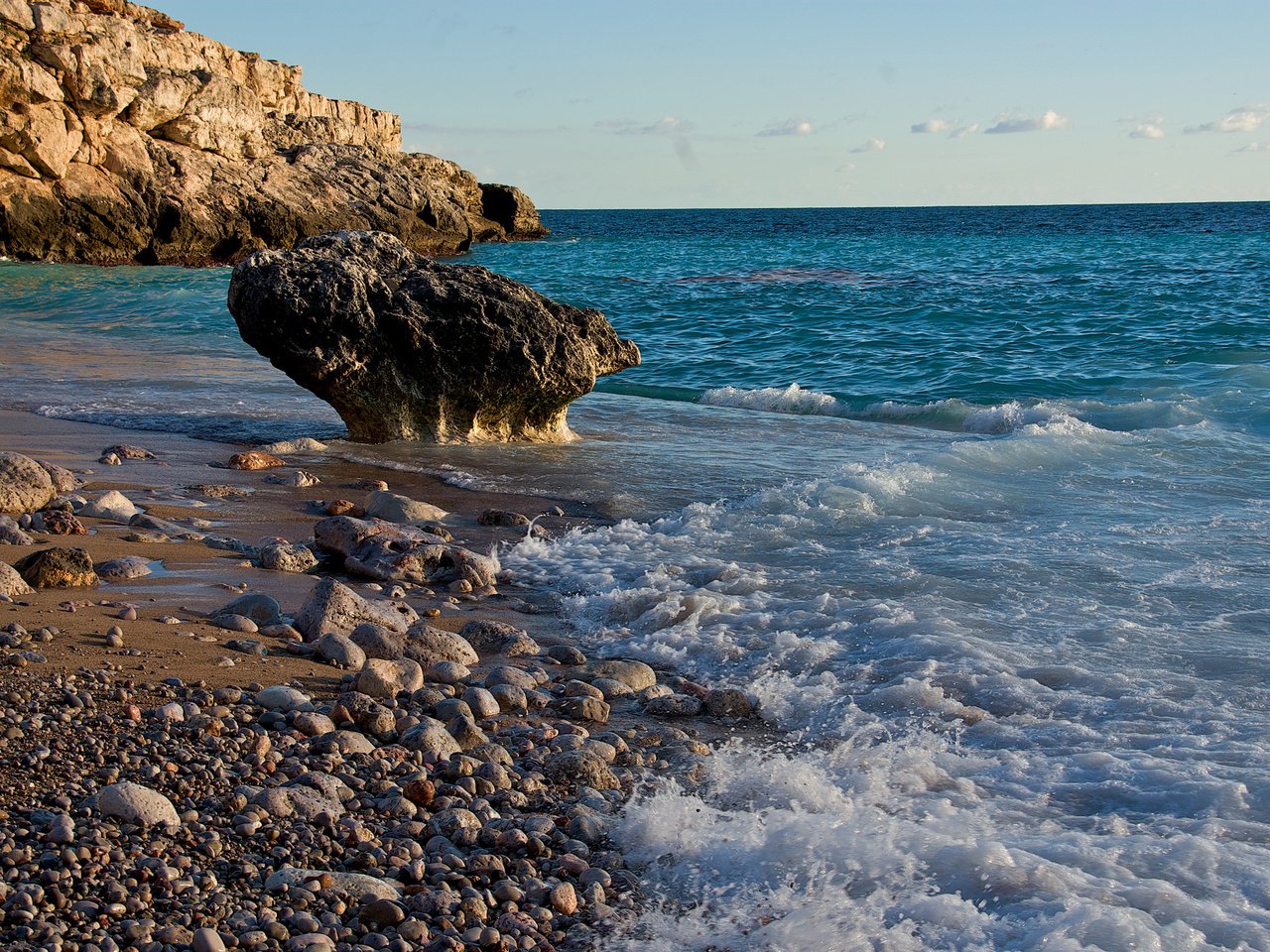 Обои камни, море, скала, побережье, океан, прибой, пена, глыба, stones, sea, rock, coast, the ocean, surf, foam, lump разрешение 2560x1600 Загрузить