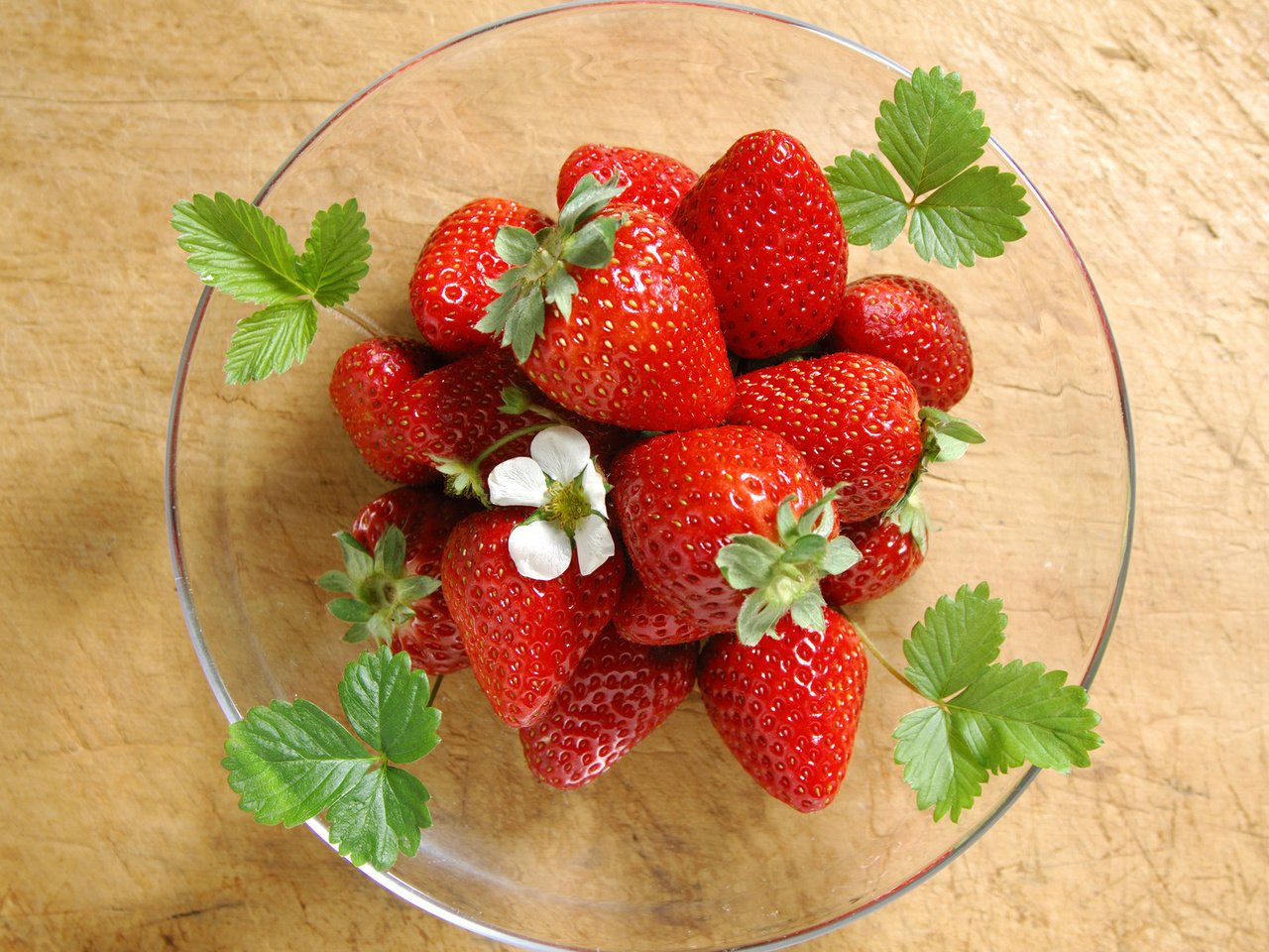 Обои клубника, листочки, тарелка, вкусно, 1920х1200, цветочек, strawberry, leaves, plate, delicious, 1920x1200, flower разрешение 1920x1200 Загрузить