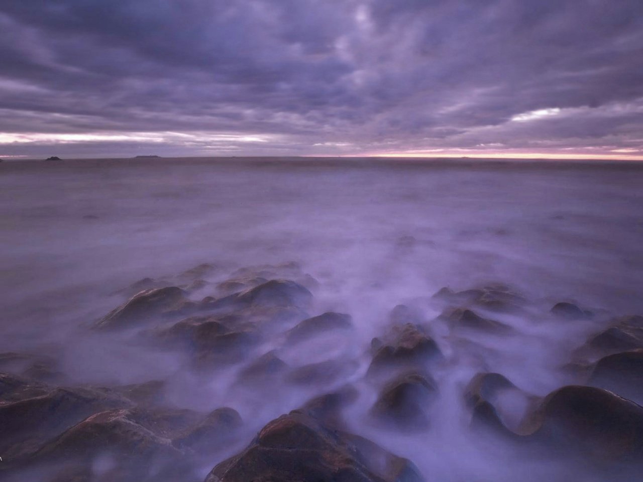 Обои небо, облака, камни, берег, море, горизонт, the sky, clouds, stones, shore, sea, horizon разрешение 1920x1080 Загрузить