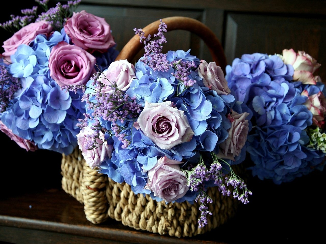 Обои букеты, цветы, розы, корзина, cvety, rozovyj, goluboj, korzinka, rozy, gortenziya, гортензия, корзинка с цветами, bouquets, flowers, roses, basket, hydrangea, a basket of flowers разрешение 2600x1530 Загрузить