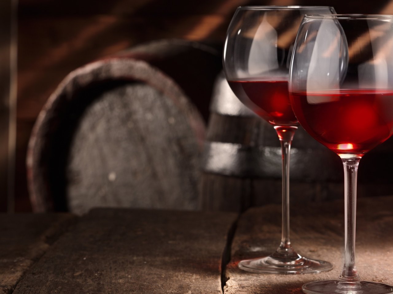 Обои стол, вино, бокалы, бочки, красное, бочонок, погреб, table, wine, glasses, barrels, red, barrel, cellar разрешение 2880x1800 Загрузить