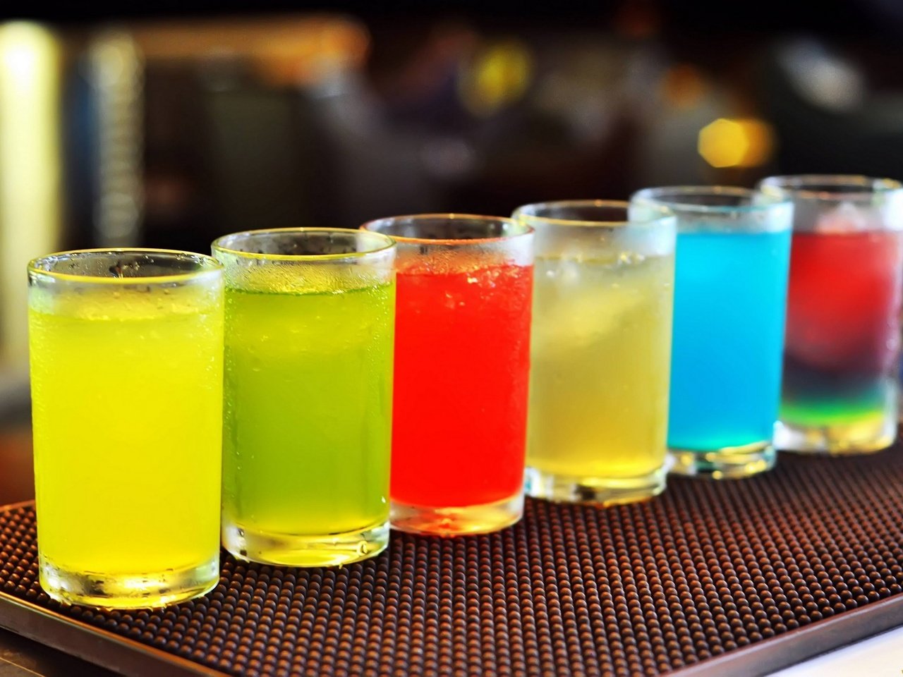 Обои разноцветные, напитки, коктейли, стаканы, colorful, drinks, cocktails, glasses разрешение 2560x1701 Загрузить