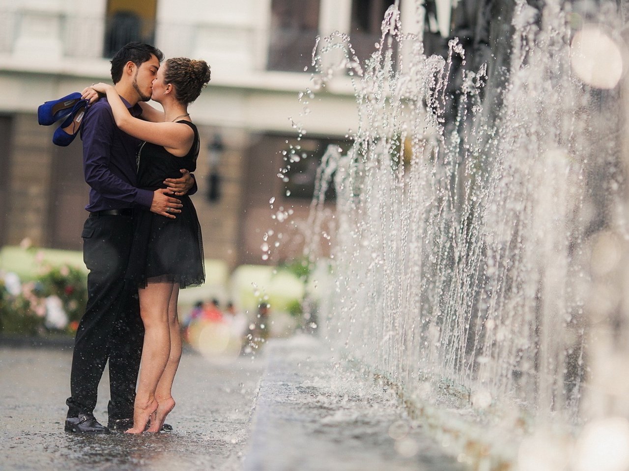 Обои девушка и парень целуются у фонтана, влюбленная пара, girl and guy kissing by the fountain, a couple in love разрешение 1920x1080 Загрузить