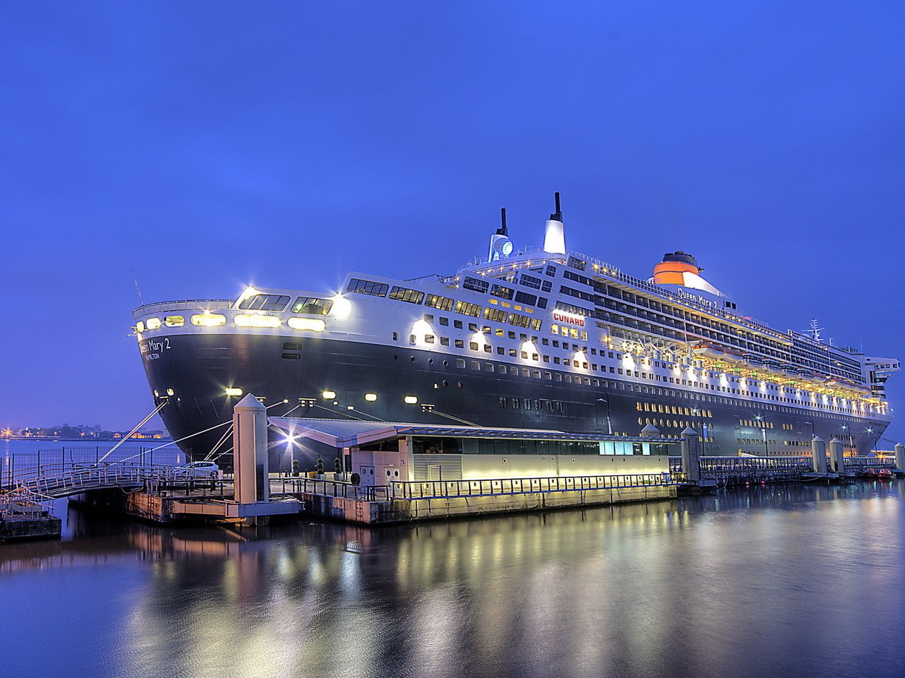 Обои ночь, город, порт, ливерпуль, queen mary 2, night, the city, port, liverpool разрешение 1920x1200 Загрузить