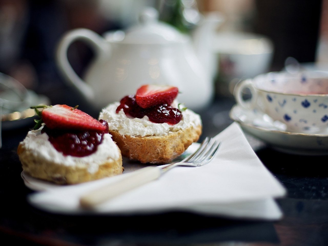 Обои клубника, чай, чайник, чашки, пирожное, булочки, сметана, салфетки, strawberry, tea, kettle, cup, cake, buns, sour cream, swipe разрешение 1920x1200 Загрузить