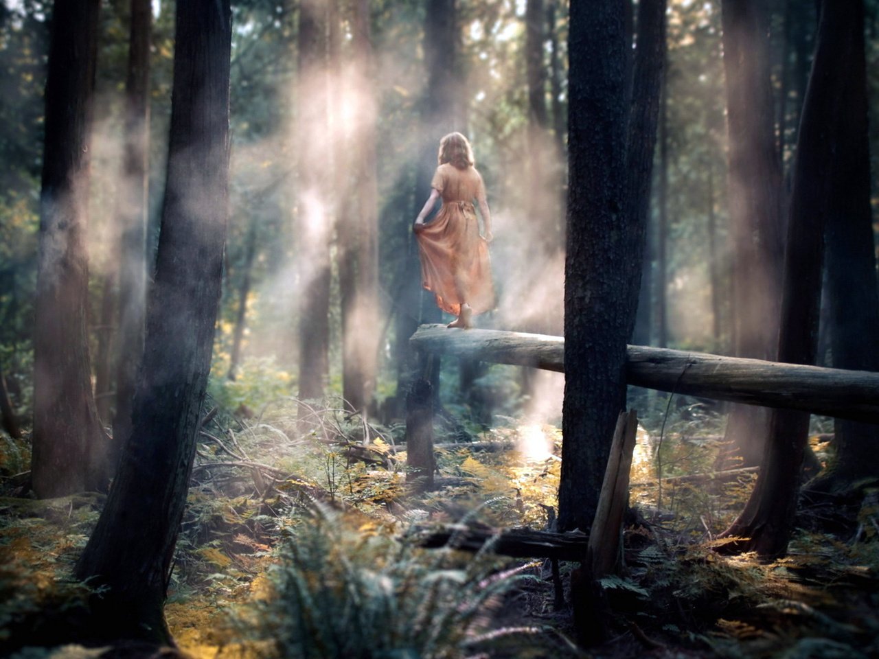 Писающая девушка на бревне в лесу