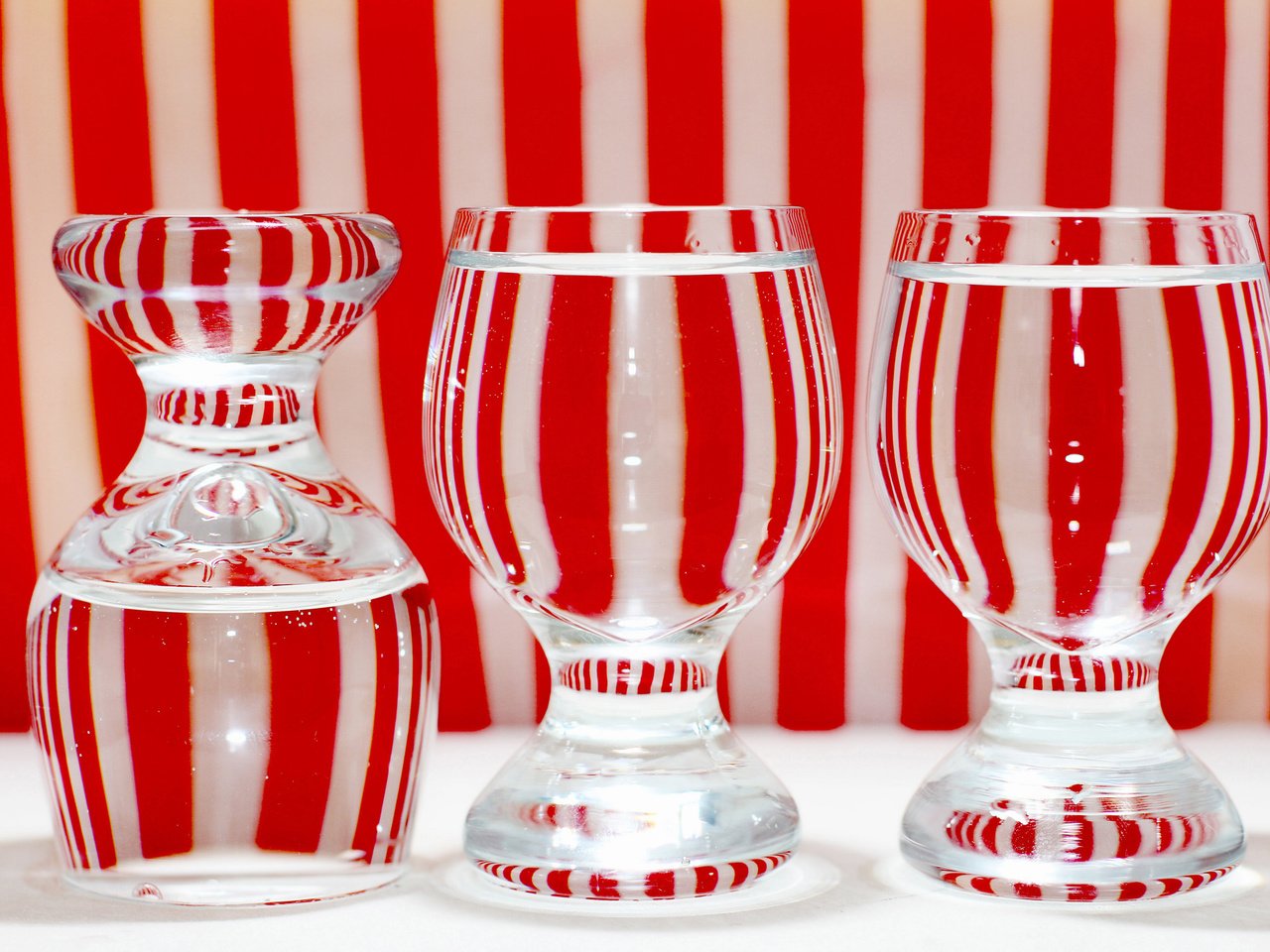 Обои полосы, красные, белые, стекло, посуда, бокалы, прозрачные, strip, red, white, glass, dishes, glasses, transparent разрешение 2048x1425 Загрузить