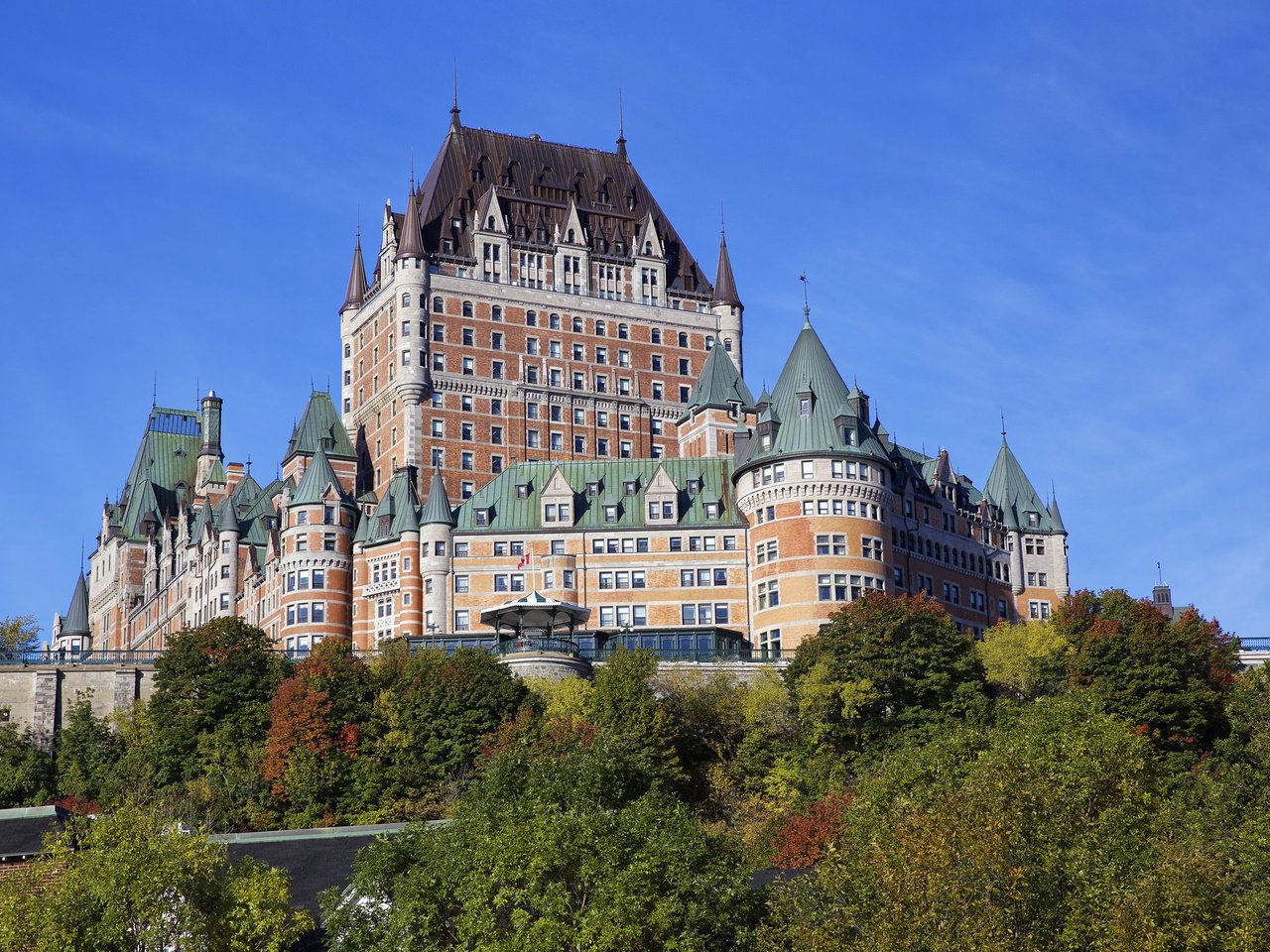 Обои деревья, осень, канада, квебек, замок фронтенак, trees, autumn, canada, qc, the château frontenac разрешение 2048x1365 Загрузить