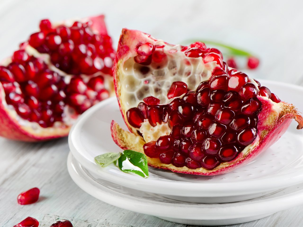 Обои листья, фрукты, зерна, белый фон, плоды, тарелки, гранат, leaves, fruit, grain, white background, plates, garnet разрешение 4300x3034 Загрузить