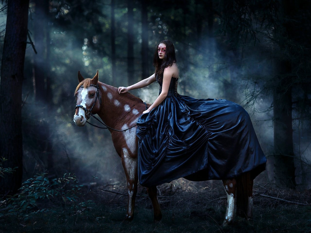 Обои лошадь, лес, девушка, маска, платье, конь, horse, forest, girl, mask, dress разрешение 2048x1312 Загрузить