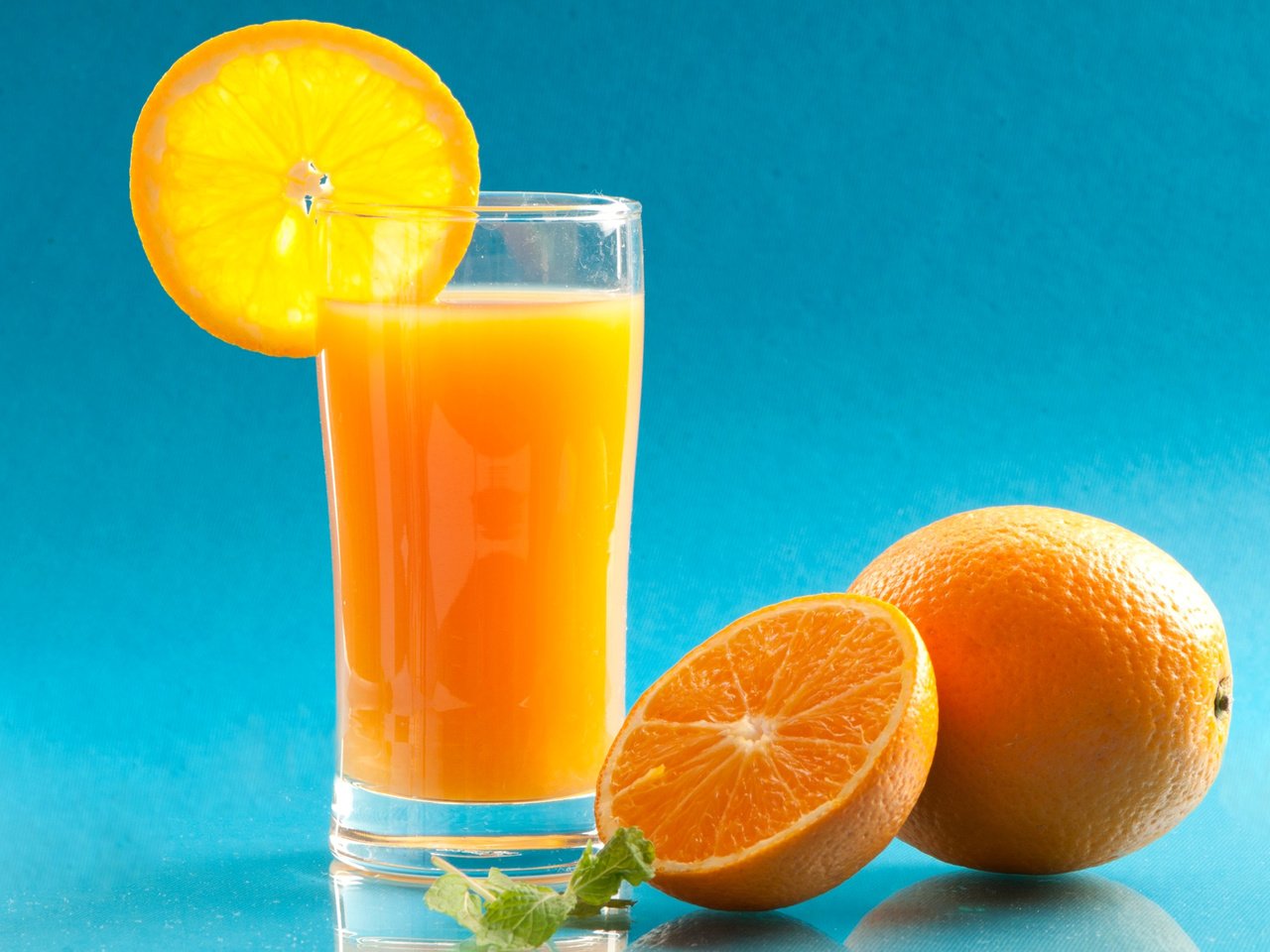 Обои апельсины, напитки, стакан, апельсиновый сок, сок, oranges, drinks, glass, orange juice, juice разрешение 2048x1343 Загрузить