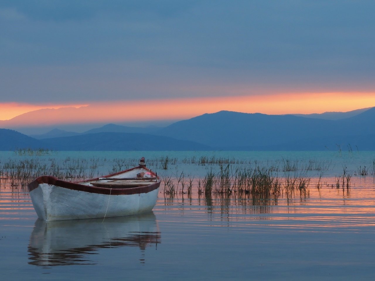 Обои озеро, горы, отражение, лодка, турция, бейшехир, таврские, lake, mountains, reflection, boat, turkey, beyşehir, taurus разрешение 2881x1620 Загрузить