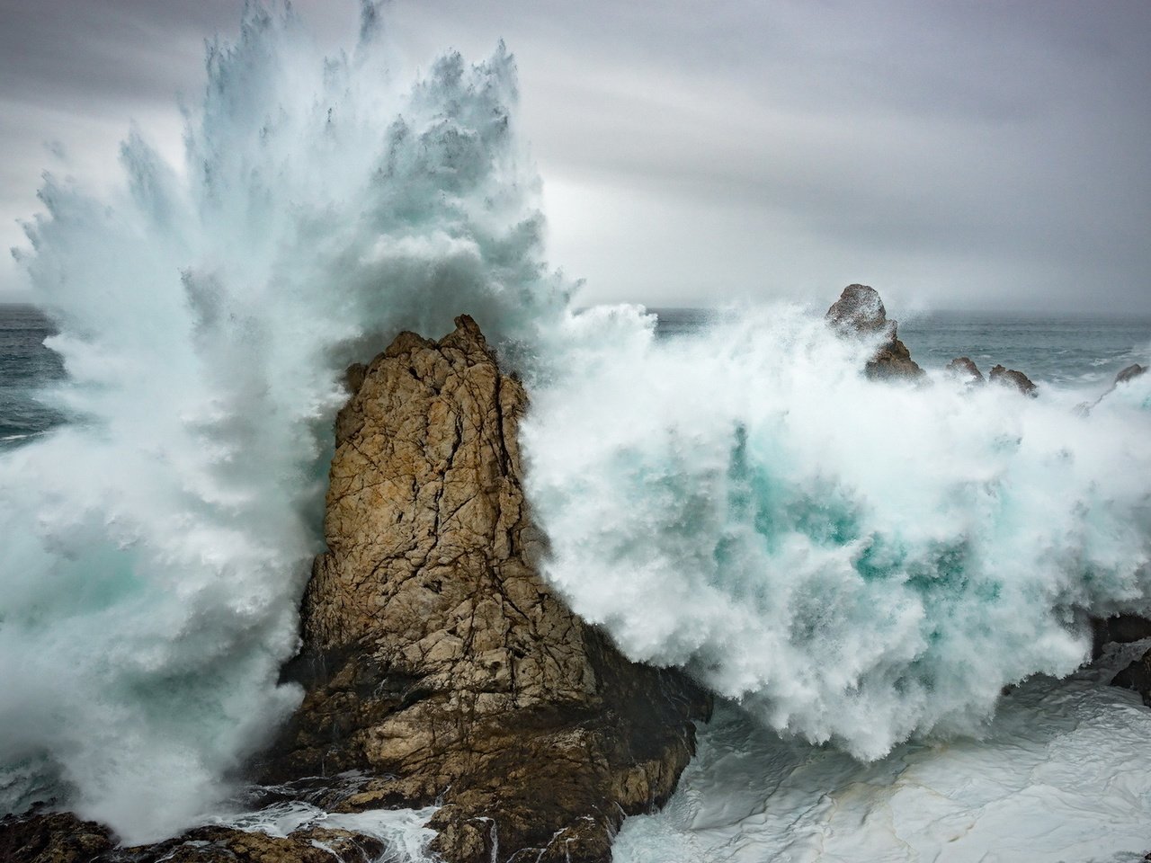 Обои вода, скалы, природа, волны, пейзаж, море, волна, брызги, water, rocks, nature, wave, landscape, sea, squirt разрешение 1920x1200 Загрузить