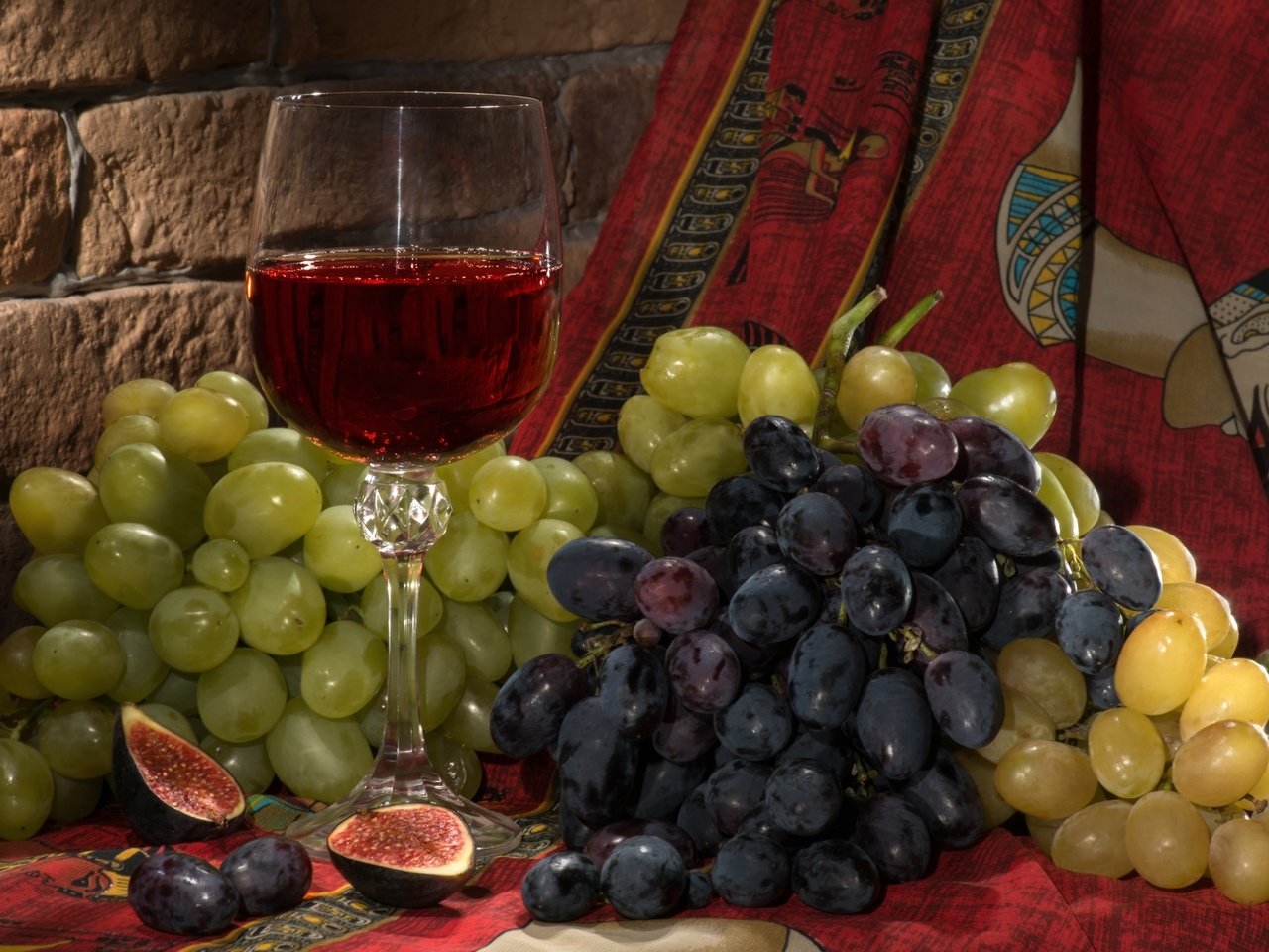 Обои инжир, виноград, бокал, ягоды, кирпич, вино, платок, натюрморт, красное вино, figs, grapes, glass, berries, brick, wine, shawl, still life, red wine разрешение 2400x1556 Загрузить