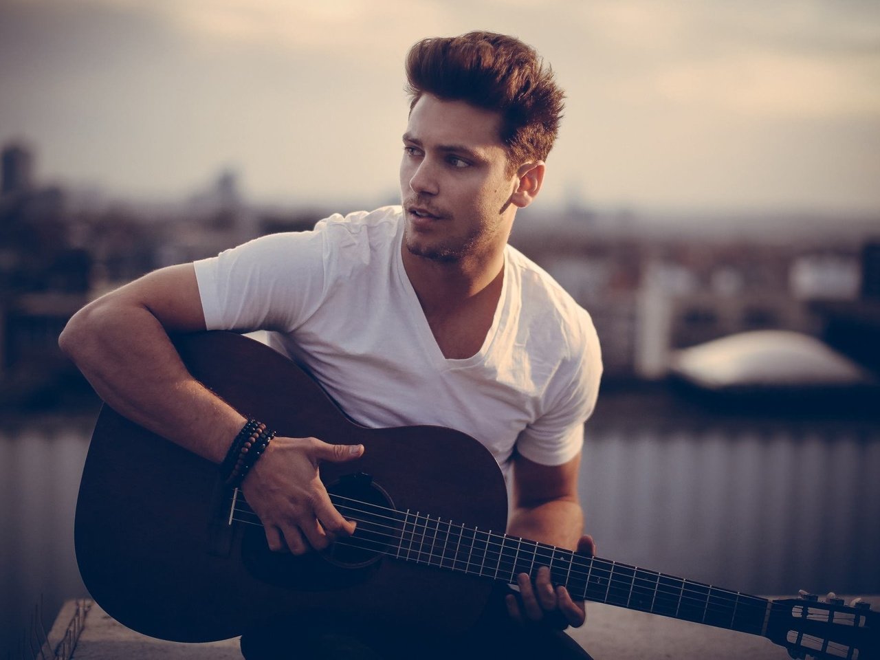 Обои гитара, мужчина, бастиан бейкер, швейцарский певец, guitar, male, bastian baker, swiss singer разрешение 2048x1365 Загрузить